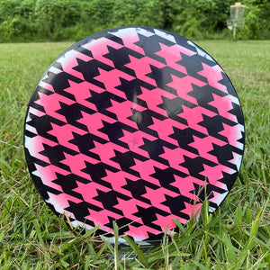 Houndstooth pattern on a halo tomb on a disc golf hole