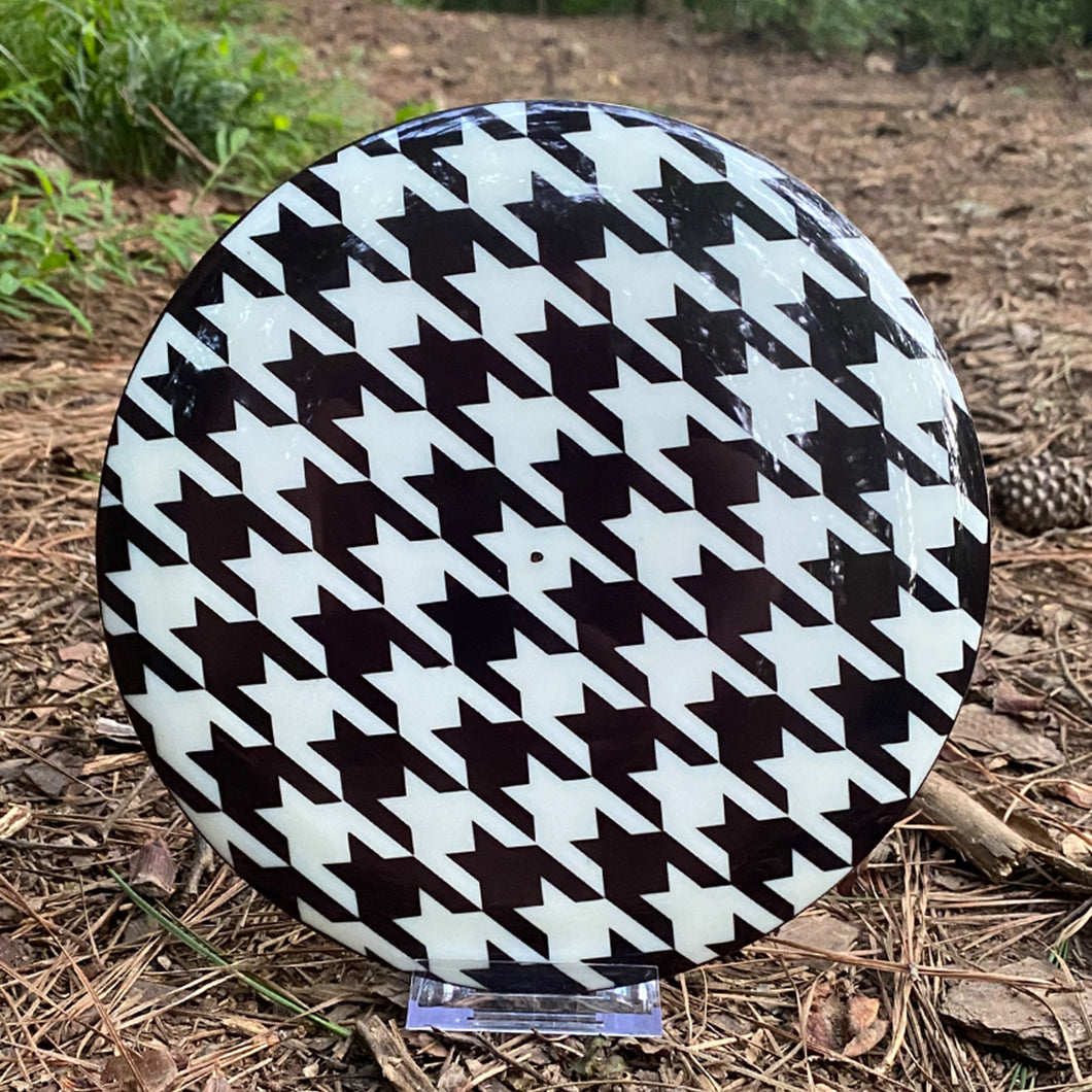 Houndstooth pattern custom dyed on an infinite emperor on a disc golf course